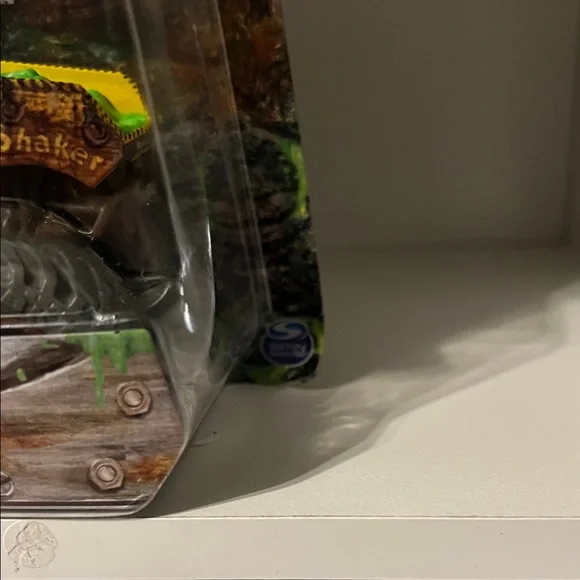 Monster Jam - Monster Mutt VS. EarthShaker - Zombie VS. Hunter Series 1:64 Scale - Picture 6 of 6